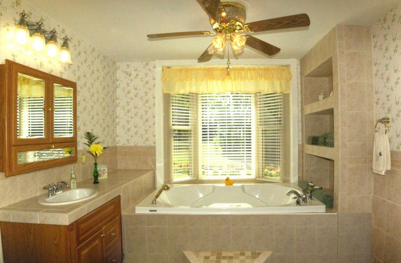 Plain & Fancy Bed & Breakfast Ironton Buitenkant foto